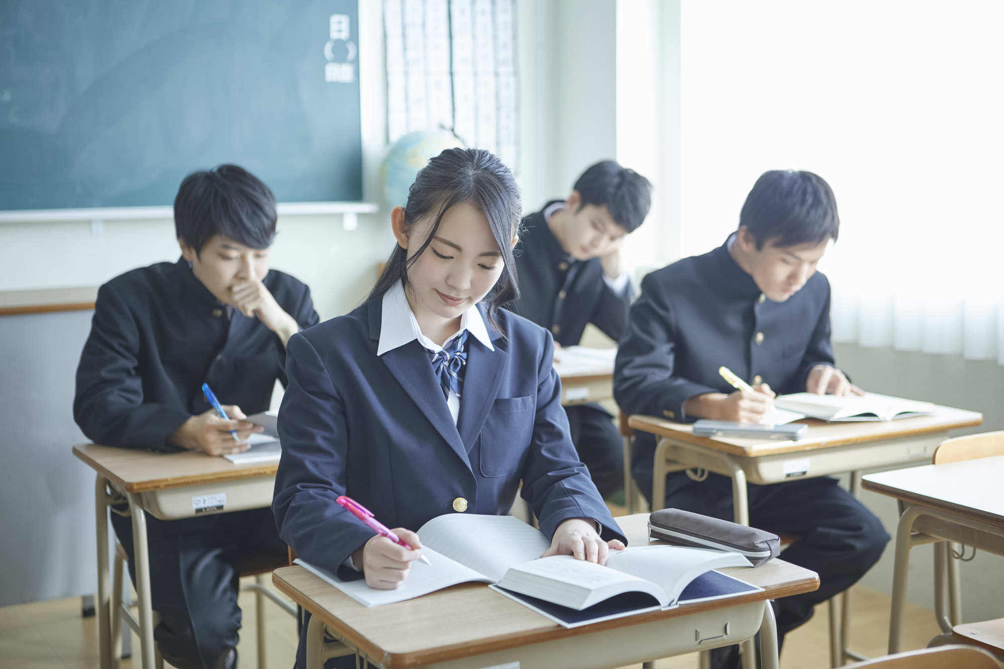 教室で勉強する高校生、総合型選抜の4つの特徴