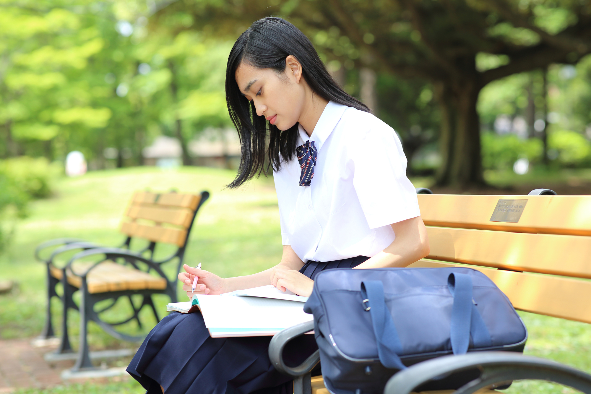 公園で勉強する高校生