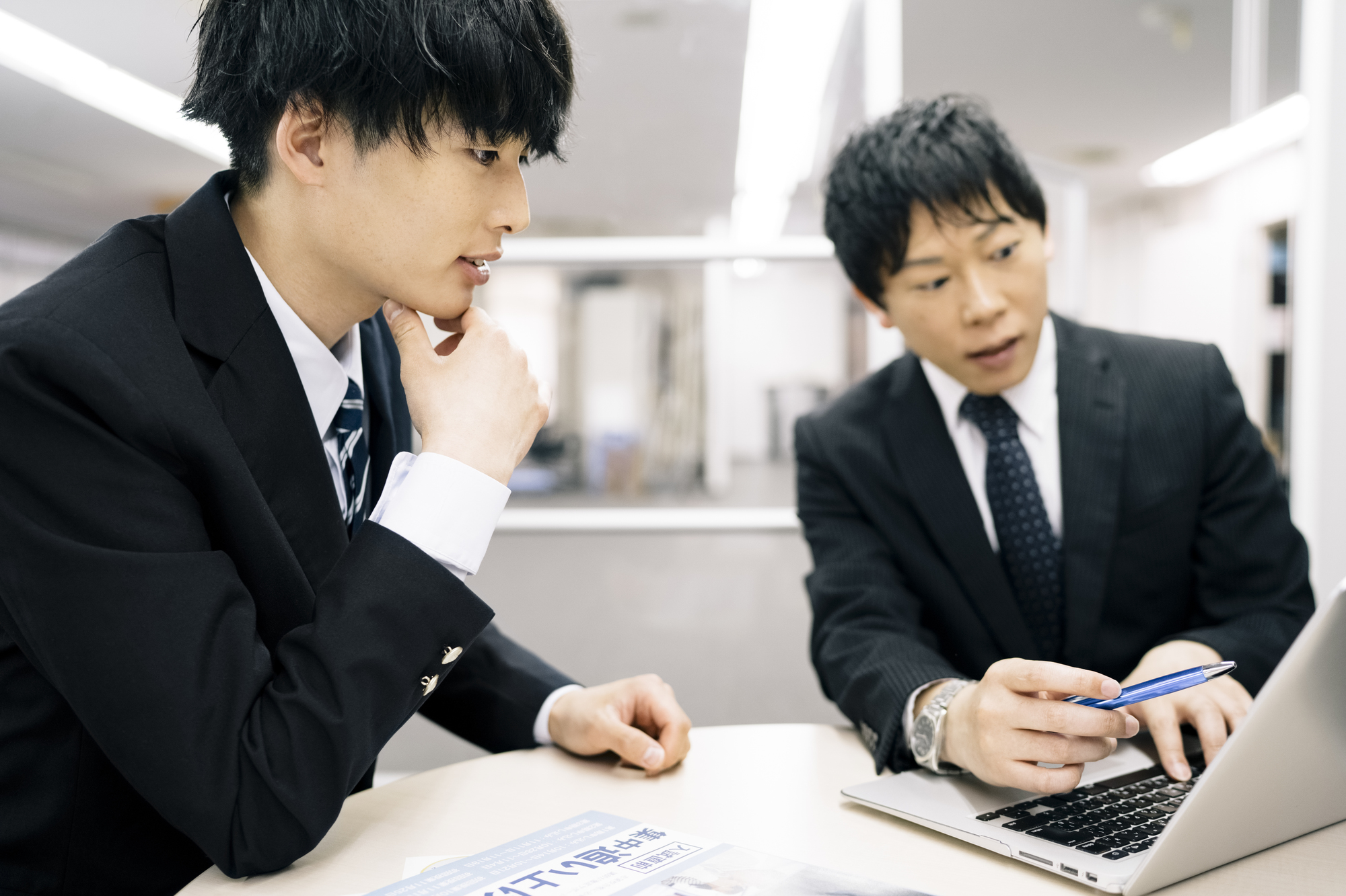 塾の先生の進路のアドバイスを受ける高校生