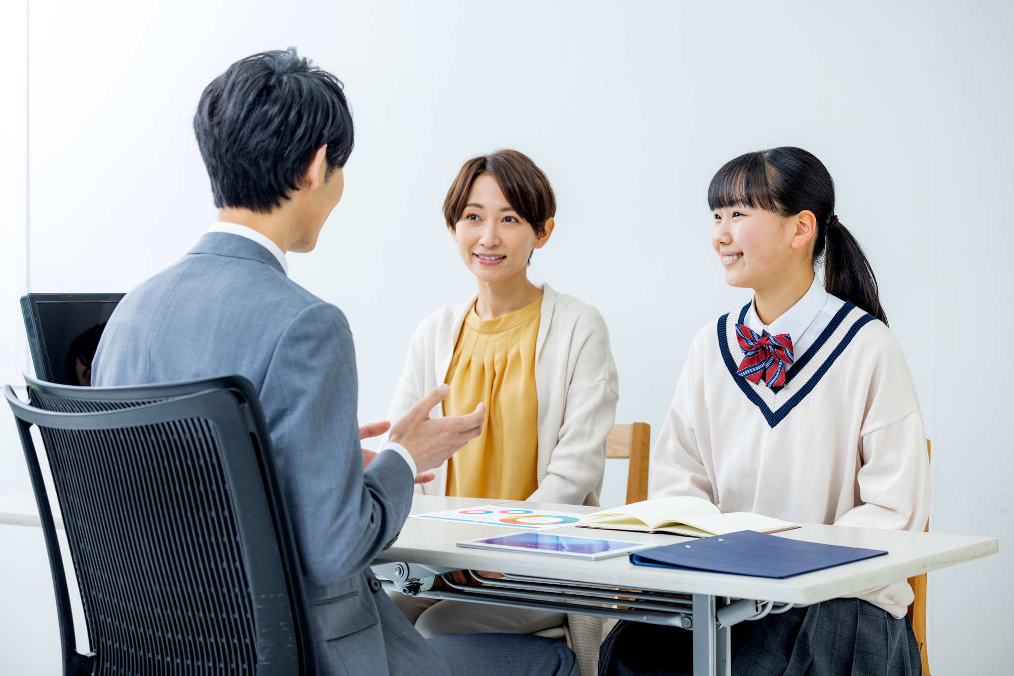 高校卒業後の進路について、相談している高校生の親子